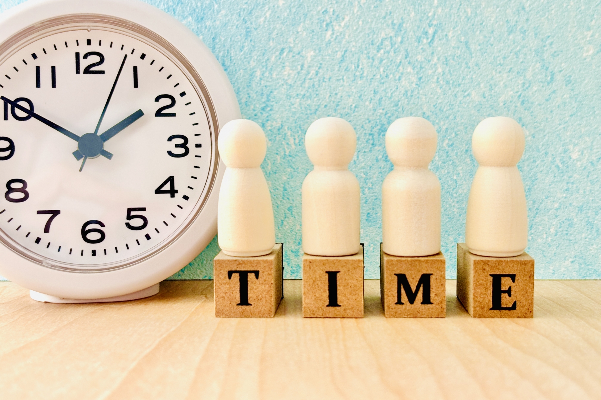 TikTokでおすすめに乗りやすい時間は？再生数が伸びるゴールデンタイムと分析方法